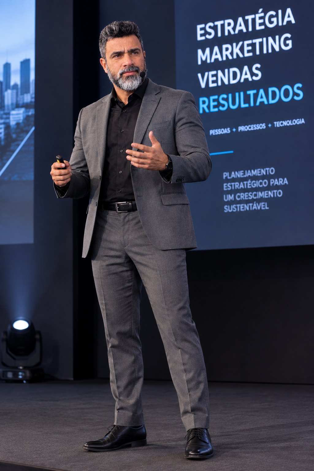 Maicon Roberto palestrando sobre estratégia, marketing e vendas